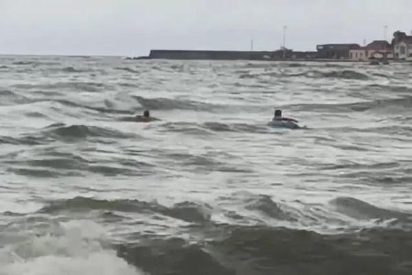 青岛海域两游客1死1失踪！就在当天，还有12人被卷进深海