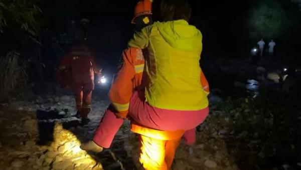 湖南永州：消防员夜间徒步5小时救出深山被困“驴友”
