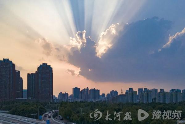 惊艳！郑州上空频现“丁达尔现象”