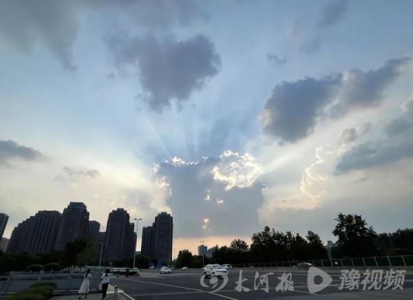惊艳！郑州上空频现“丁达尔现象”