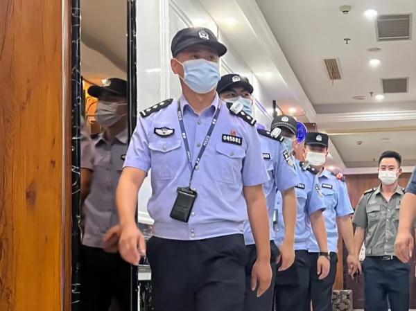浙江女子当街“自首”！100多万被保下来了