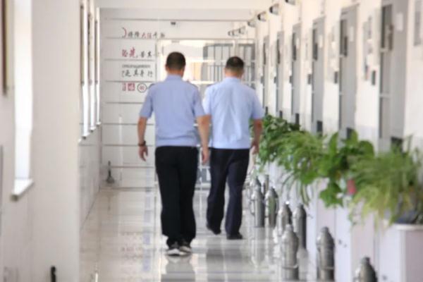 解密！看守所民警“高墙”内的一天！
