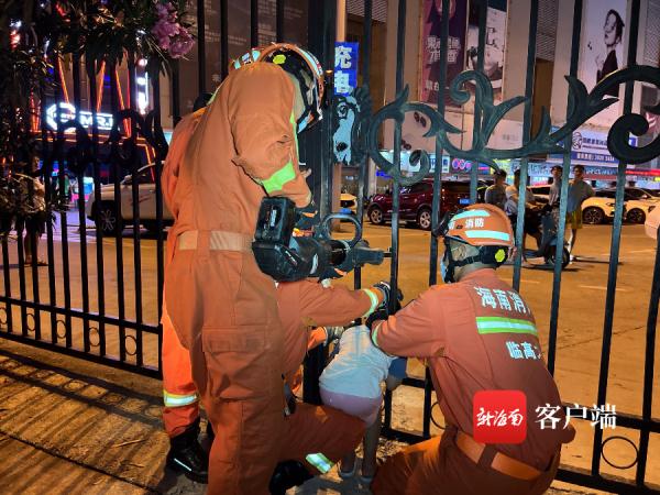 险！临高一4岁男童因贪玩钻铁栏杆空隙 头部被卡“无法自拔”