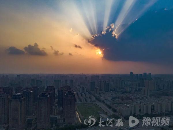 惊艳！郑州上空频现“丁达尔现象”