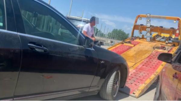 男子借朋友奔驰车，在“黑油站”加完油悲剧了！
