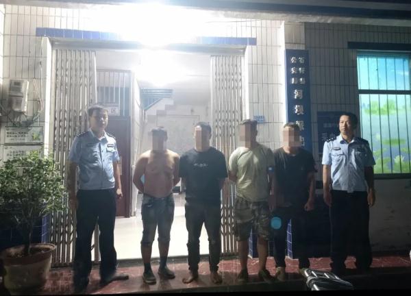 四贼深夜偷钢   路遇警察落网
