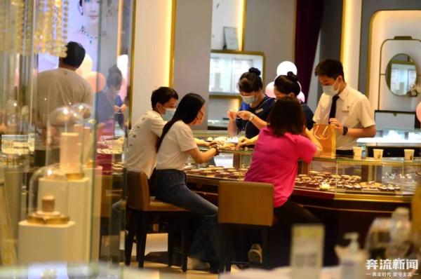 兰州大中型商超逐步恢复营业，牛肉面馆香味渐渐飘来……