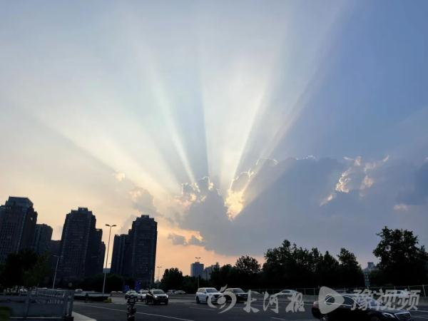 惊艳！郑州上空频现“丁达尔现象”