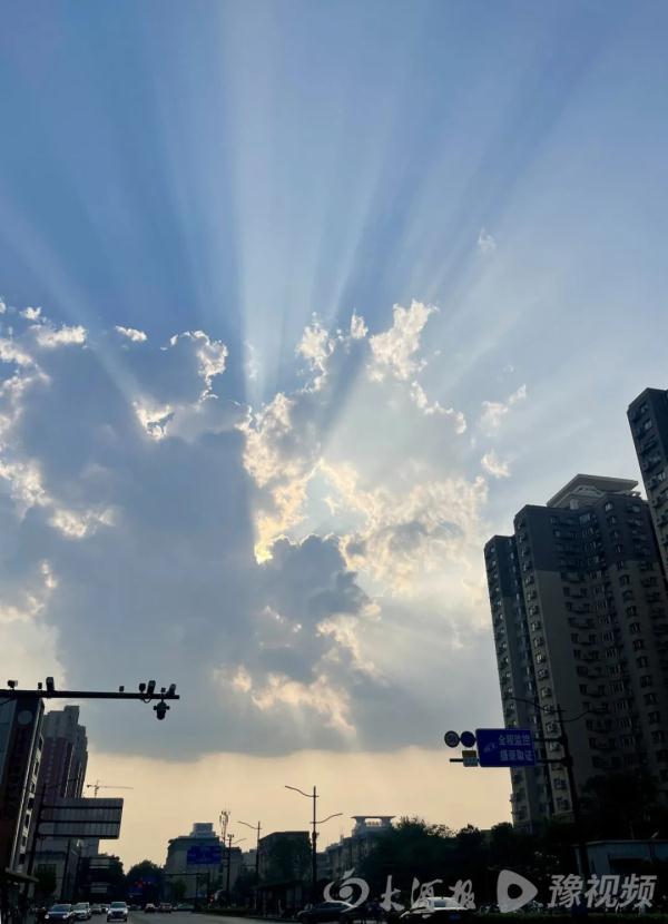 惊艳！郑州上空频现“丁达尔现象”