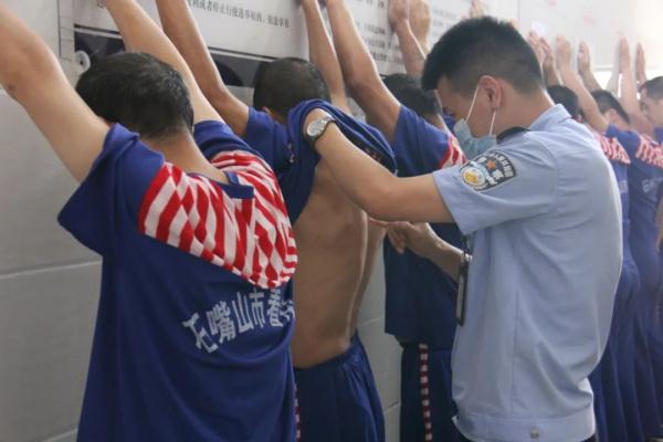 解密！看守所民警“高墙”内的一天！