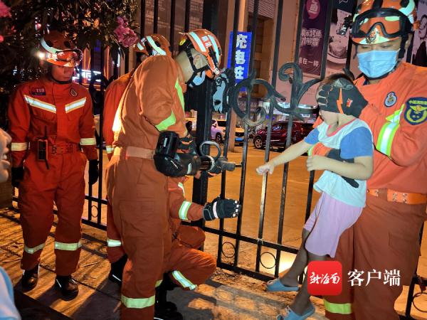 险！临高一4岁男童因贪玩钻铁栏杆空隙 头部被卡“无法自拔”