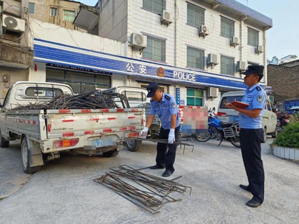 四贼深夜偷钢   路遇警察落网