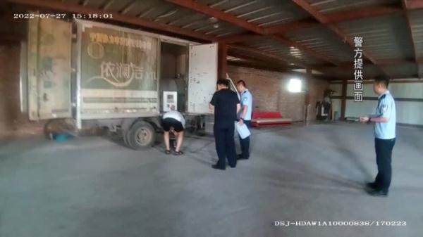 男子借朋友奔驰车，在“黑油站”加完油悲剧了！