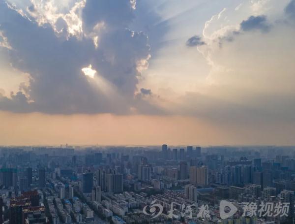 惊艳！郑州上空频现“丁达尔现象”