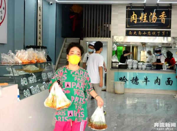 兰州大中型商超逐步恢复营业，牛肉面馆香味渐渐飘来……