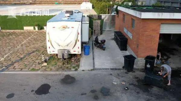 露天厨房做饭、垃圾站旁驻车 沪漂情侣12万买下房车为家