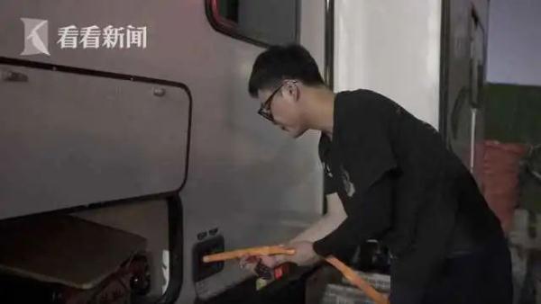 露天厨房做饭、垃圾站旁驻车 沪漂情侣12万买下房车为家