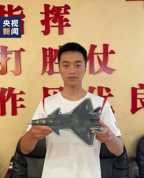 21年后，他坐运-20去报到，与舅舅王伟烈士成为战友！