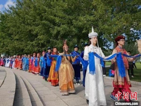 50对新人情定草原 中国北疆探索婚俗改革更多可能性