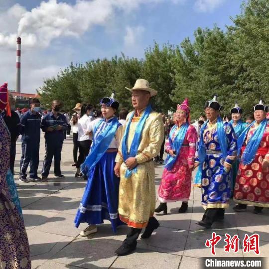 50对新人情定草原 中国北疆探索婚俗改革更多可能性