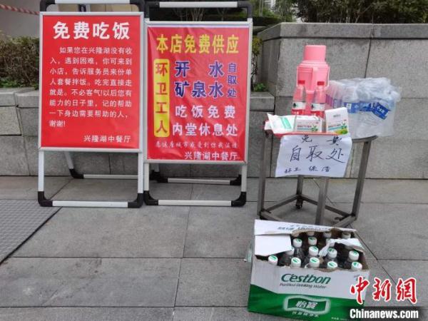 成都一餐馆为困难人士赠餐：曾经淋过雨，也想为他人撑伞