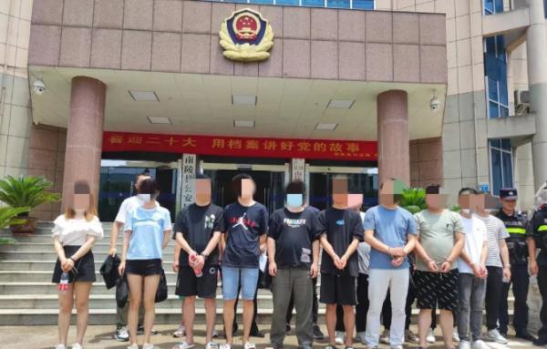 女主播是竟是男人冒充的！警方抓了227人！
