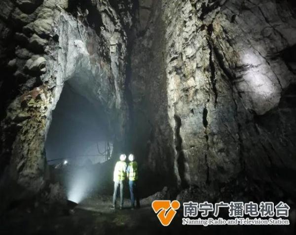 贵南高铁广西段44座隧道已贯通43座，本月中即将铺轨