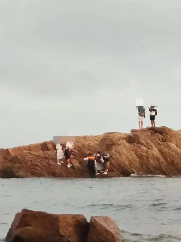 七夕求婚惊喜变惊吓！海水猛涨，青岛石老人“网红洞”5人被困