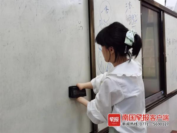 励志！防城港无手女孩圆梦大学，网友：她有双隐形的翅膀