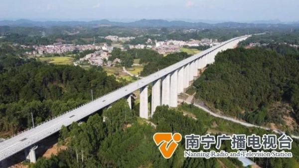 贵南高铁广西段44座隧道已贯通43座，本月中即将铺轨
