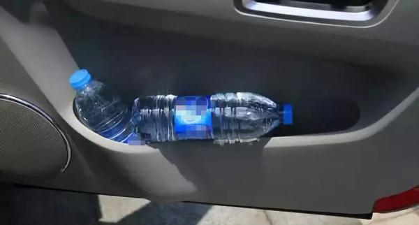 夏天放车里的矿泉水能不能喝?瓶子上的这个标志一定要留意…… 夏天放车里的矿泉水能不能喝?瓶子上的这个标志一定要留意……