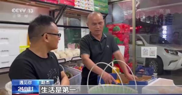 “眼前是果香 心中是远方” 为水果写诗的老赵，火了