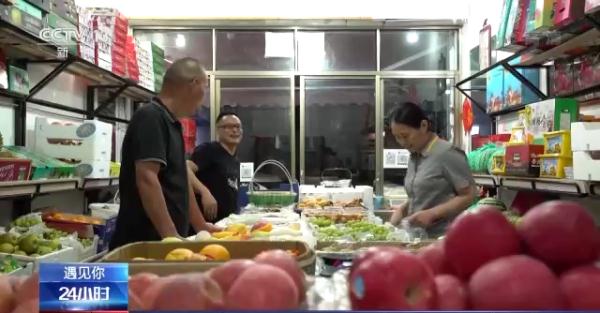 “眼前是果香 心中是远方” 为水果写诗的老赵，火了