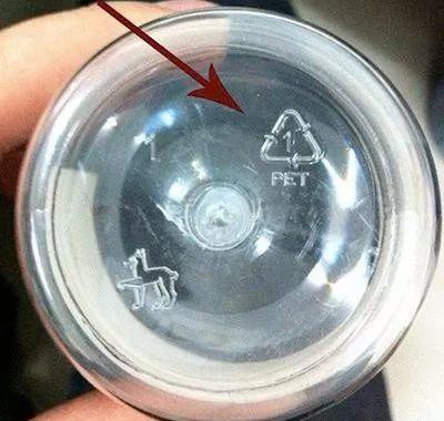 夏天放车里的矿泉水能不能喝?瓶子上的这个标志一定要留意…… 夏天放车里的矿泉水能不能喝?瓶子上的这个标志一定要留意……