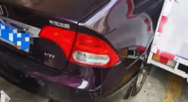 惊险!两个熊孩子“驾驶”路边快递三轮车,撞了…… 惊险!两个熊孩子“驾驶”路边快递三轮车,撞了……