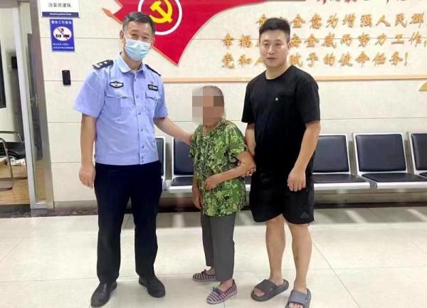老人暴雨中走失，11小时没吃没喝，民警深夜街头声声呼唤寻回了她！