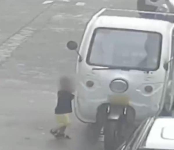 惊险!两个熊孩子“驾驶”路边快递三轮车,撞了…… 惊险!两个熊孩子“驾驶”路边快递三轮车,撞了……