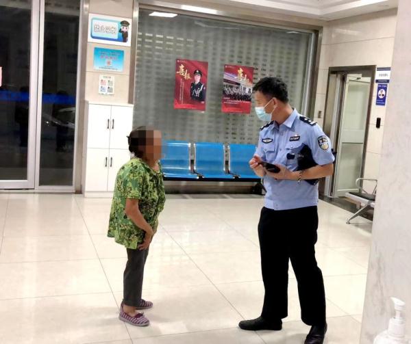 老人暴雨中走失，11小时没吃没喝，民警深夜街头声声呼唤寻回了她！