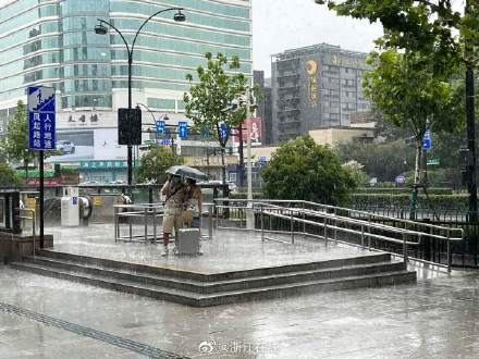 杭州午后雷雨出没 你那里下雨了吗？