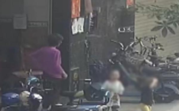 惊险!两个熊孩子“驾驶”路边快递三轮车,撞了…… 惊险!两个熊孩子“驾驶”路边快递三轮车,撞了……