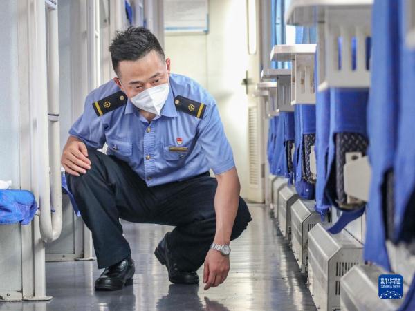 暑运中的守车人
