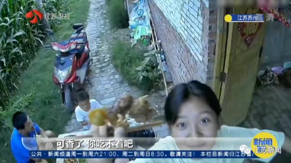 “爸爸，可香了！”13岁女孩吃着饭，突然将手中食物靠近摄像头……