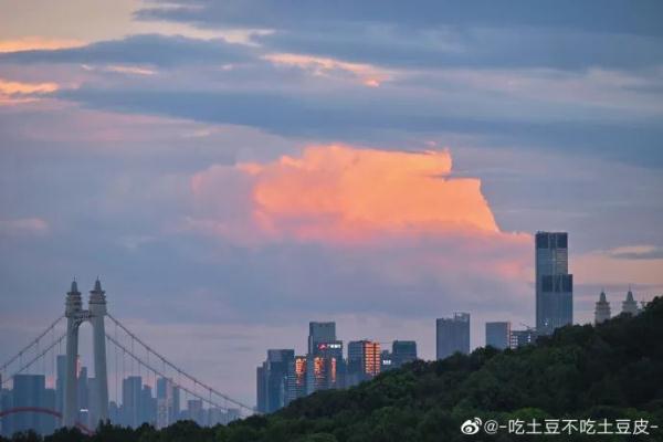 刷屏了！长沙天空惊现漫画云！还有双彩虹......