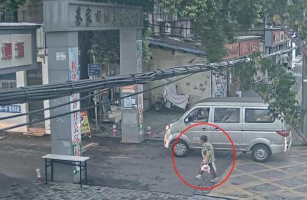 老人暴雨中走失，11小时没吃没喝，民警深夜街头声声呼唤寻回了她！