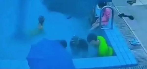 惊险！男童泳池玩水被排水口一秒吸入……