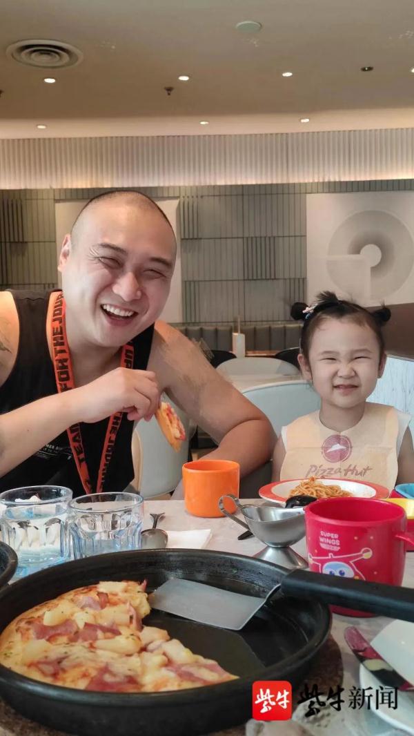 第一天送女儿上幼儿园，爸爸哭了一路......