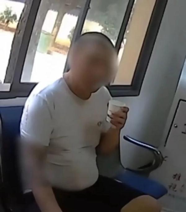 男子想不开跳河轻生，在水里挣扎40分钟把游泳练会