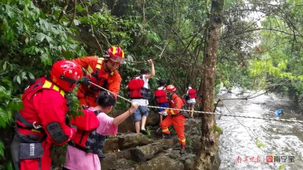 强降雨致上林10人被困山谷，有一半是儿童！村民带他们来救人了