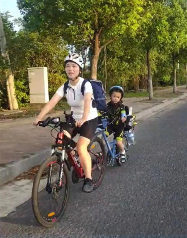 超酷的暑期旅行36岁妈妈带6岁儿子骑行400公里