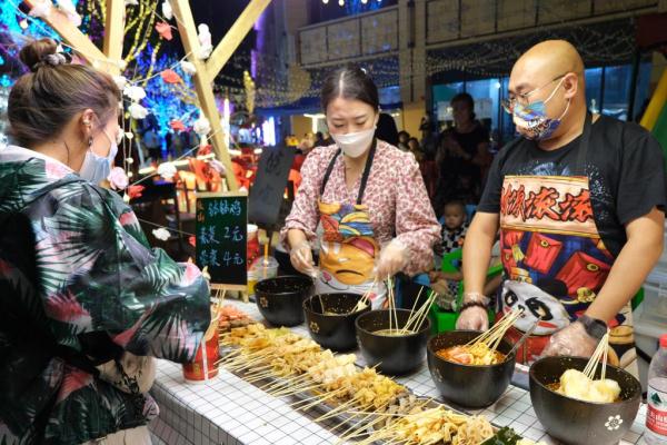 青海西宁：“夜经济”带动城市消费市场回暖